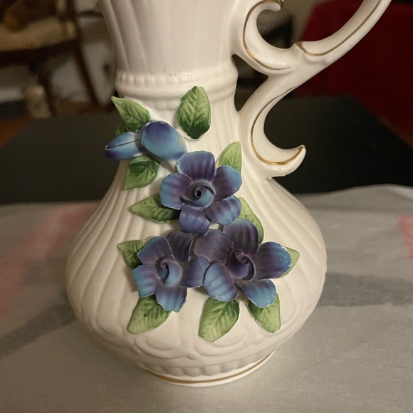 Lovely Victorian Capodimonte Style pitcher/vase - Picture 3 of 9